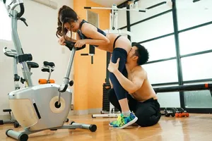 Xin anh xã đi tập gym, bà xã địt nhau với anh pt